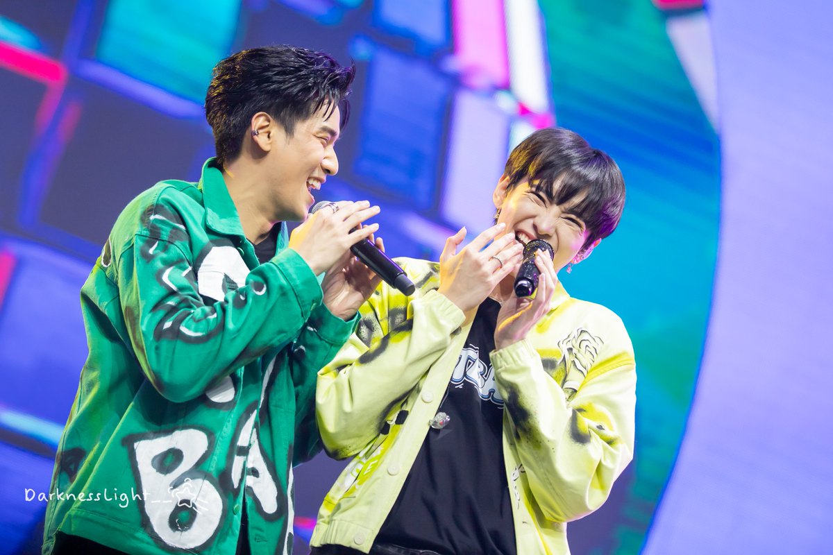 DarknessLight__'s tweet photo. คนหล่อเค้าร้องเพลงจีบยัยคนสวยไม่พักเลยค่ะ

#PitBabe1stFanMeet
#PitBabe1stFanMeetD2
#PingNut || #ปิงนัท
#Pingorbnithi || @Ping_Orbnithi 
#supanut || @supanut_l https://t.co/4HeBQ21VBZ