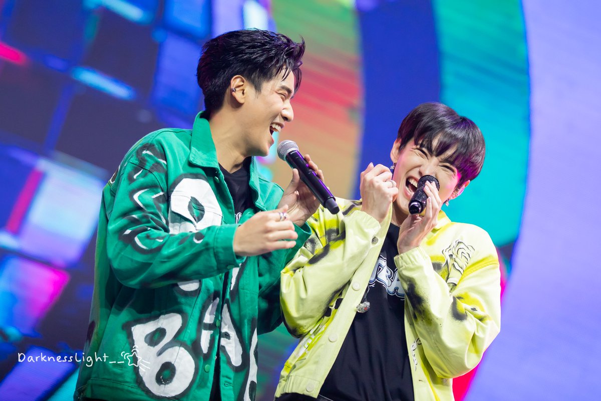 DarknessLight__'s tweet photo. คนหล่อเค้าร้องเพลงจีบยัยคนสวยไม่พักเลยค่ะ

#PitBabe1stFanMeet
#PitBabe1stFanMeetD2
#PingNut || #ปิงนัท
#Pingorbnithi || @Ping_Orbnithi 
#supanut || @supanut_l https://t.co/4HeBQ21VBZ