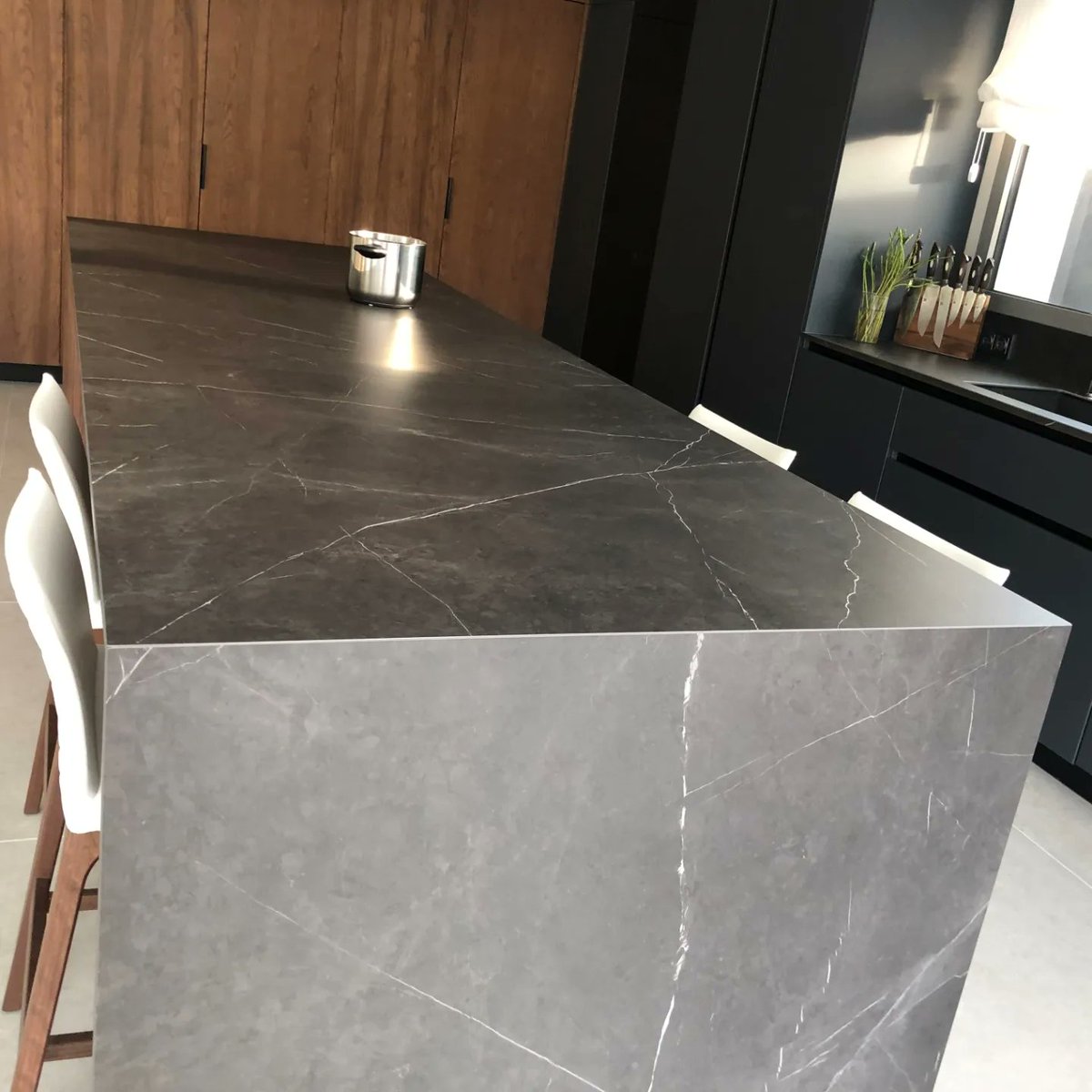 Pietra Grey 🩶

Which colour finish would make your ideal kitchen shine? 

#LuxuryKitchens #InductionHob #inductionkitchenisland #GreyKitchen #kitchendesign @tpbtech