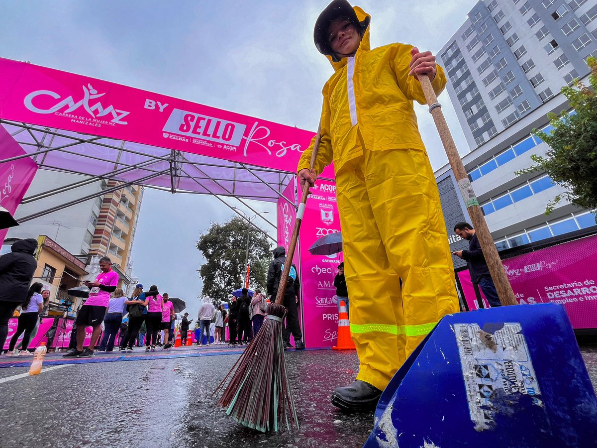 Sandra,Jazmín, Claudia, Brenda, Johana y Sorany son nuestras campeonas de la limpieza👷🏻🧹🗑️. 

Las medallas 🥇 también son para ellas en la #CarreraDeLaMujer, que se realizó esta mañana por la Avenida Santander de #Manizales

🧵👇🏽