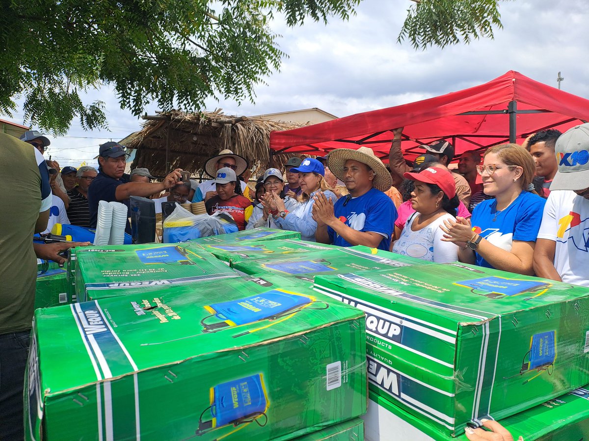 Desde Fundocoropo Mcpio F.L.A acompañamos a nuestra madrina <a href="/_LaAvanzadora/">Yelitze Santaella</a> y nuestra Gob. <a href="/Soykarinacarpio/">Karina Carpio</a> a la Gran Jornada de Atención Integral en la Bases de Misiones Hugo Chávez con la entrega de kits deportivos e insumos agrícolas. 
#VenezuelaEsCultura 
<a href="/NicolasMaduro/">Nicolás Maduro</a>