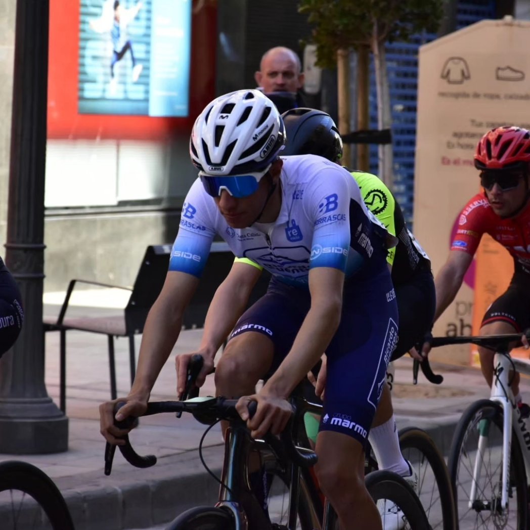 Valverde_Team's tweet photo. 💙 Las mejores imágenes de carrera de un espectacular Trofeo Guerrita en el que los nuestros no se guardaron nada.
#ValverdeTeam #RicardoFuentes #ULEVEL #Abus2Ruedas #GrupoMarmo #HyundaiGasmovil #FordArcomovil #SuzukiAutoexcel #Reinicia #InsideShops #bicicletasborrascas https://t.co/SBnogsoOqH