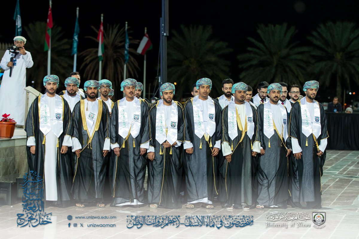 unizwaoman's tweet photo. خريجو كلية العلوم الصحية يؤدون القسم المهني. #حفل_تخريج_الدفعة_السادسة_عشرة_جامعة_نزوى https://t.co/85vLLy2CQn