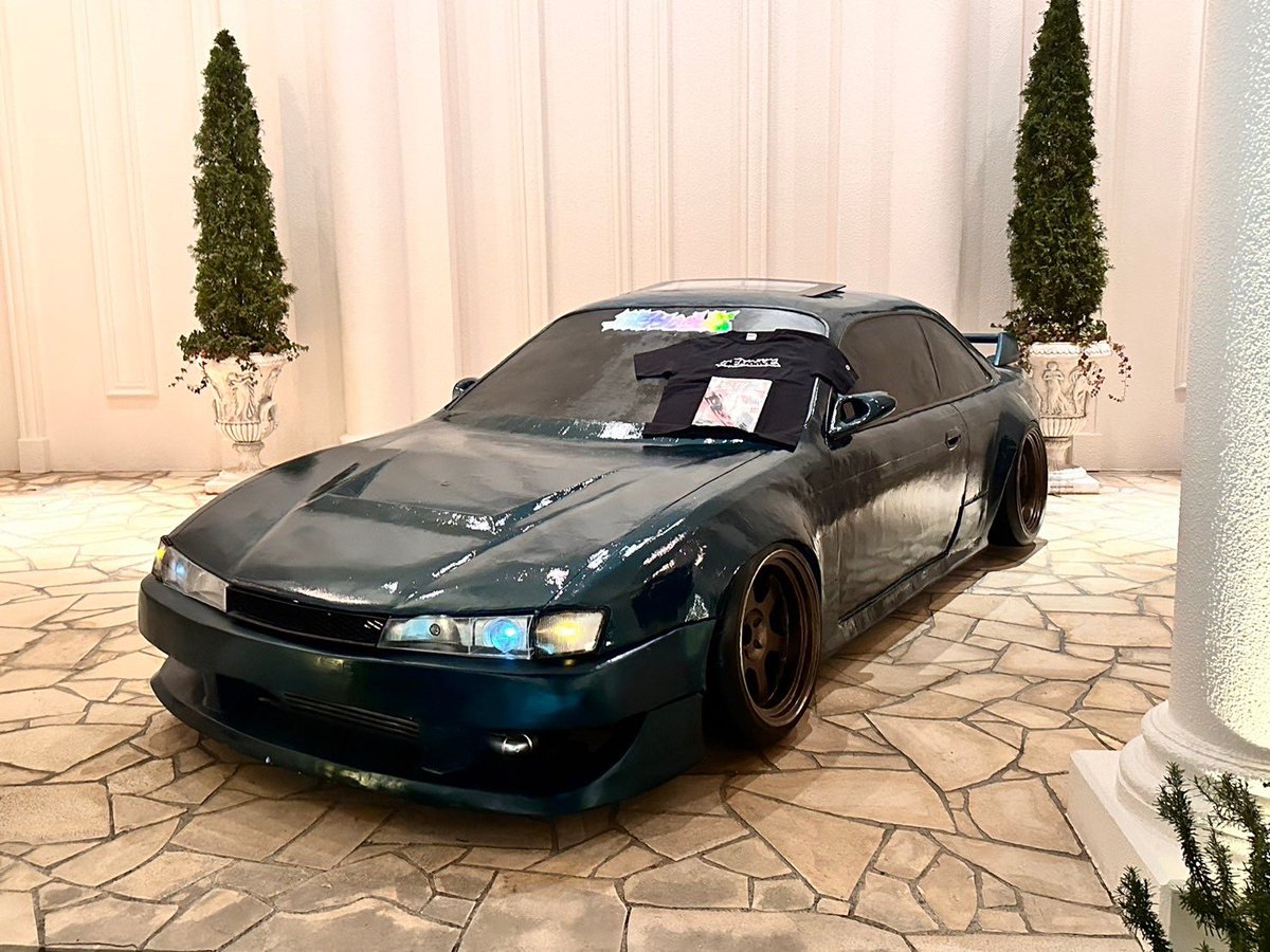 mukounoyama3's tweet photo. 結婚式でどうしてもシルビアを披露宴会場に置きたくて、実車入れるのは無理だったので父と1/1模型作りました！
ほぼ父が作ってくれたけどやりたいことできて本当に良かった！😭
搬入も手伝ってもらったり本当に沢山の方々の協力で実現できたことだから本当に感謝しています！🙇‍♂️ https://t.co/xO1K6D5dlw