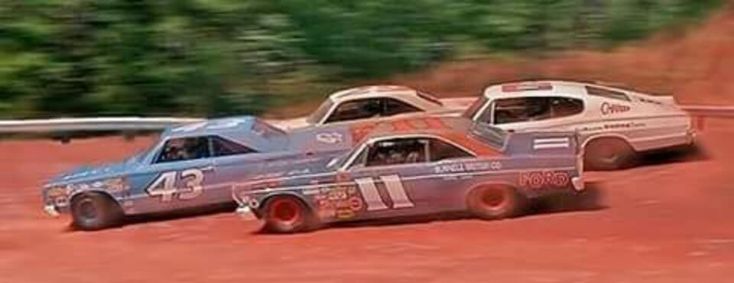 #WinOnSundaySellOnMonday
Swapping paint on the dirt track. Man, they are close!
📸internet