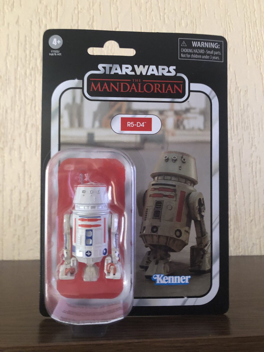 R5-D4, también conocido como R5 (Errecinco) y llamado «Rojo» por Luke Skywalker, fue un droide astromecánico R5 de rayas rojas y blancas propiedad de un grupo de jawas en Tatooine en los primeros días de la Guerra Civil Galáctica. #StarWars #VintageCollection