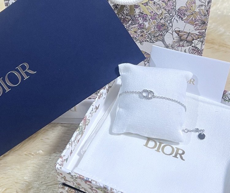 Just noticed you wearing our gift and it looks really good on you🥰 hope you like it ka love you🤍

PERFECT CUSHION X SAROCHA
#SkintificTHxFreen #srchafreen