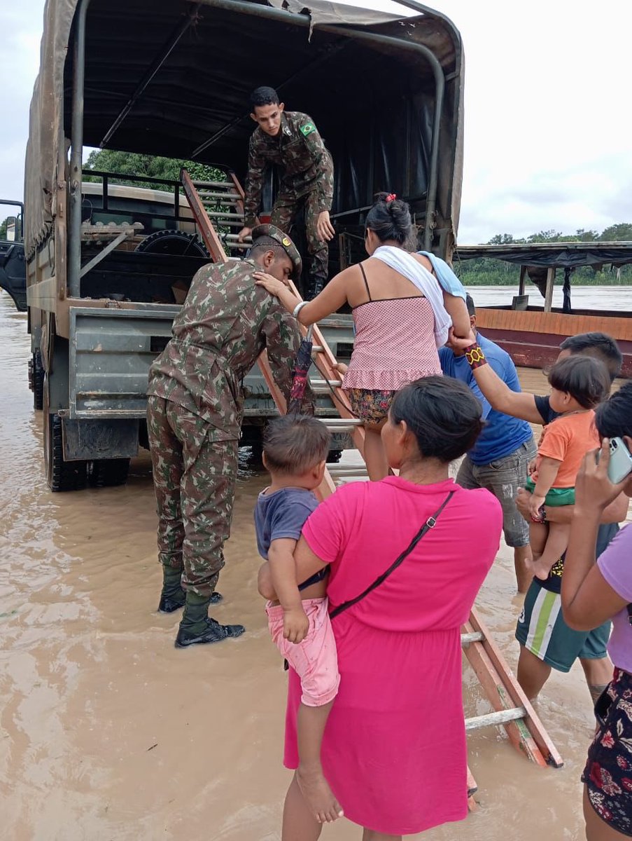 Forças Armadas auxiliam Defesa Civil do Acre no apoio à população que sofre com fortes chuvas.

✅ Veja os números da #OperaçãoAcre:

🤝 2.123 pessoas assistidas, dentre elas 1.041 indígenas
🍛 1.455 cestas básicas entregues
💧57.700 litros de aguá potável distribuídos