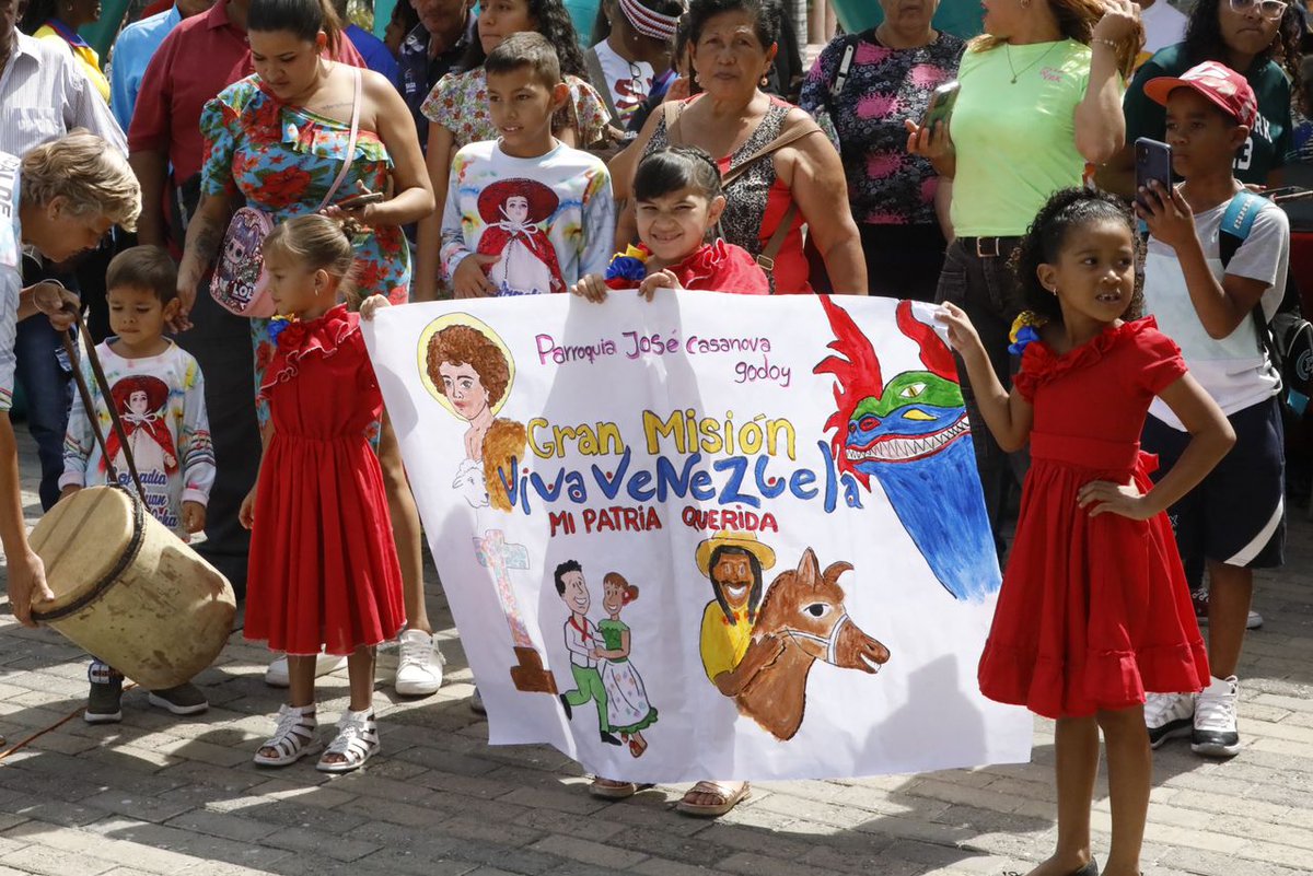 NicolasMaduro's tweet image. Masiva y hermosa ha sido la asistencia de los cultores y las cultoras en los 103 municipios del país que iniciaron el registro, inscripción y censo de la Gran Misión Viva Venezuela, Mi Patria Querida... Desde la profundidad del pueblo han acudido a este llamado. ¡Estamos apenas…