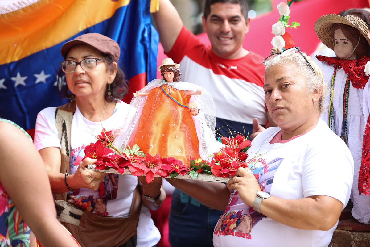 NicolasMaduro's tweet image. Masiva y hermosa ha sido la asistencia de los cultores y las cultoras en los 103 municipios del país que iniciaron el registro, inscripción y censo de la Gran Misión Viva Venezuela, Mi Patria Querida... Desde la profundidad del pueblo han acudido a este llamado. ¡Estamos apenas…