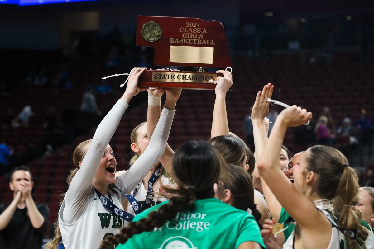DBatten22's tweet image. Woke up still shocked and amazed at what those ladies did last night. The comeback and finish still seems unreal.
Then after reading all the texts, Facebook and twitter posts about this team, it is really really special.
The fans, students, and parents were huge last night and…