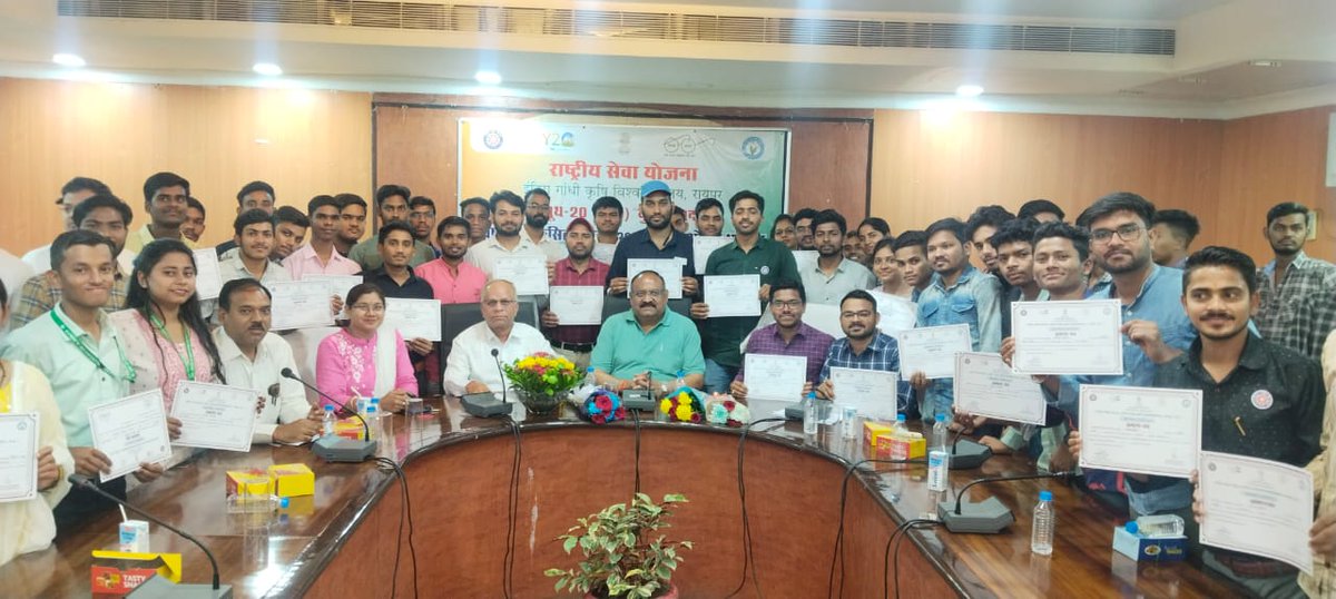 युवा संवाद (Y-20) कार्यक्रम का आयोजन*
इंदिरा गांधी कृषि विश्वविद्यालय रायपुर के राष्ट्रीय सेवा योजना प्रकोष्ठ द्वारा "विकसित भारत @ 2047 में युवाओं की भूमिका" के विषय  पर कार्यक्रम का आयोजन किया गया , कार्यक्रम मे 200 से अधिक युवा शामिल हुए .....डा पी के सांगोडे कार्यक्रम समन्वयक