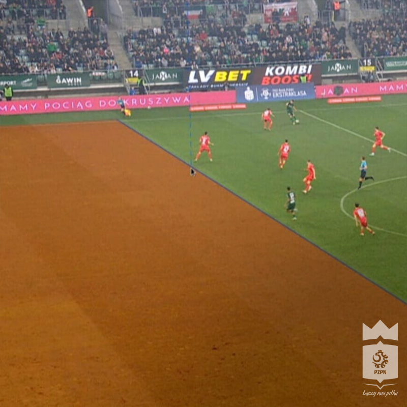 pzpn_pl's tweet photo. Bramka Nahuela Leivy w meczu Śląska Wrocław z Widzewem Łódź była prawidłowa. W poniższej analizie przedstawiamy wideo pokazujące sposób rysowania linii z komentarzem Pawła Gila, instruktora VAR w UEFA oraz podsumowanie przewodniczącego Tomasza Mikulskiego ⤵️