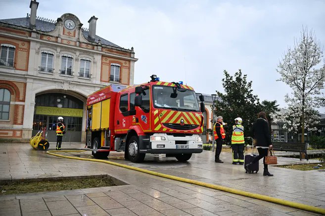Montagne_Vichy's tweet photo. Un feu se déclare à la gare de Vichy, dans une salle de restauration du personnel https://t.co/hJRwGD4L4X https://t.co/20Op0U1wsL