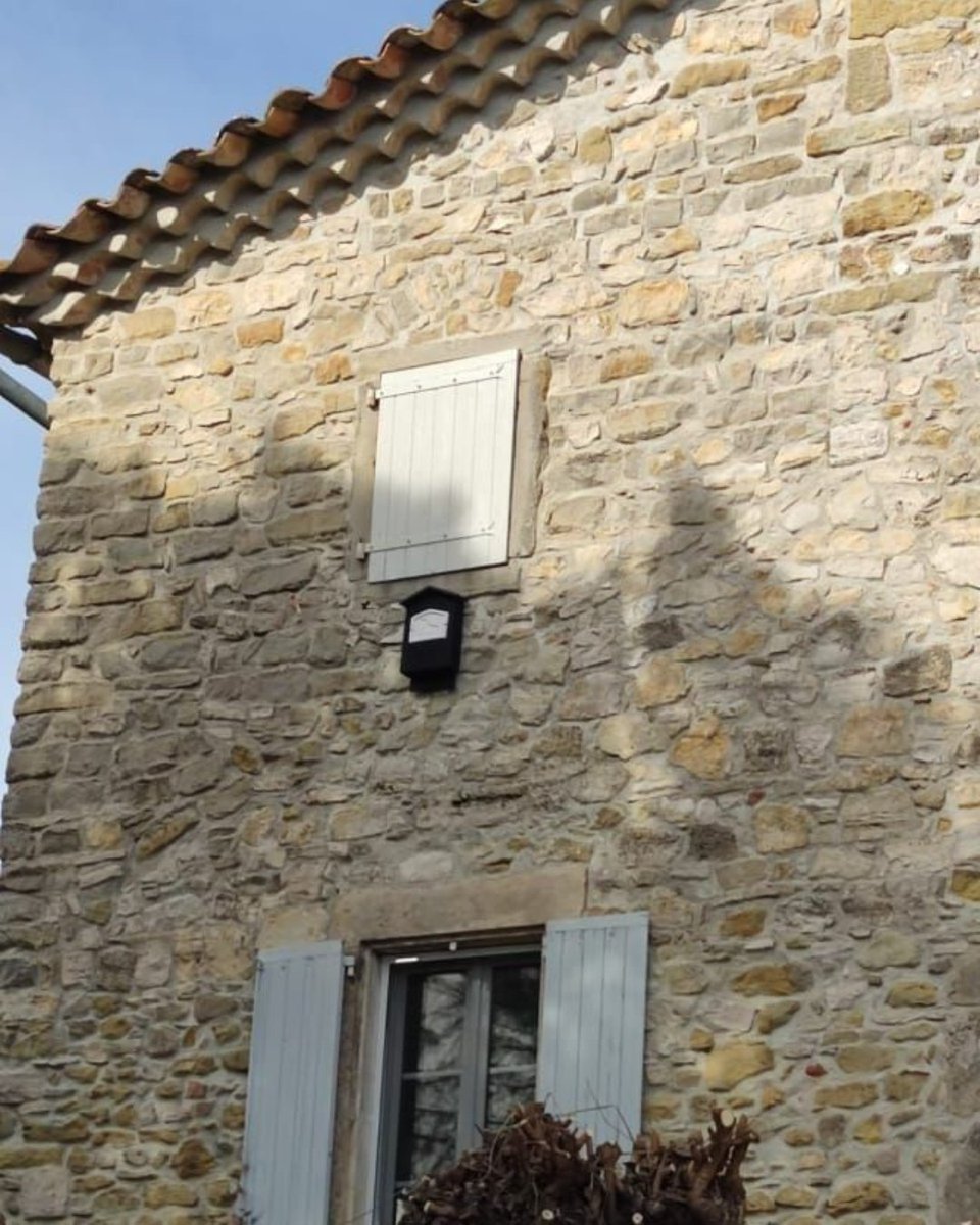 In the South of France 🦇 This bat house was recently installed on a stone farmhouse’s facade. The Vivara Pro Chillon model can accommodate up to 15 bats, it is made from a mixture of concrete and wood fibers, guaranteeing longevity and durability.