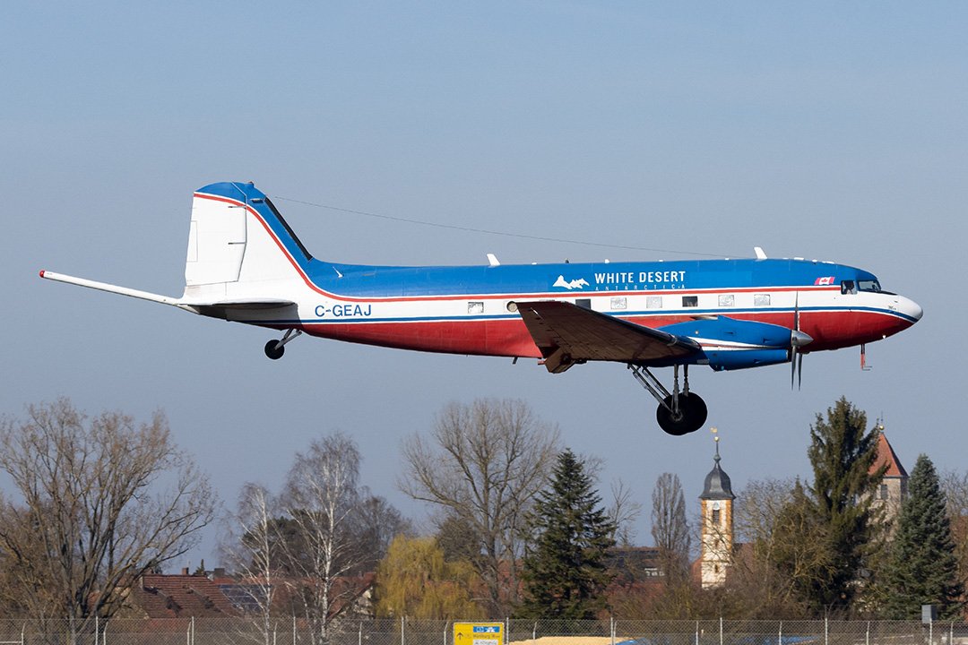 AviaphotoYannis's tweet photo. Caught this old bird today at Giebelstadt. Over 80 years old and still going strong 🔥
#dc3 #basler67 #aviation #oldtimer #planespotting https://t.co/PqpBdFtjUo