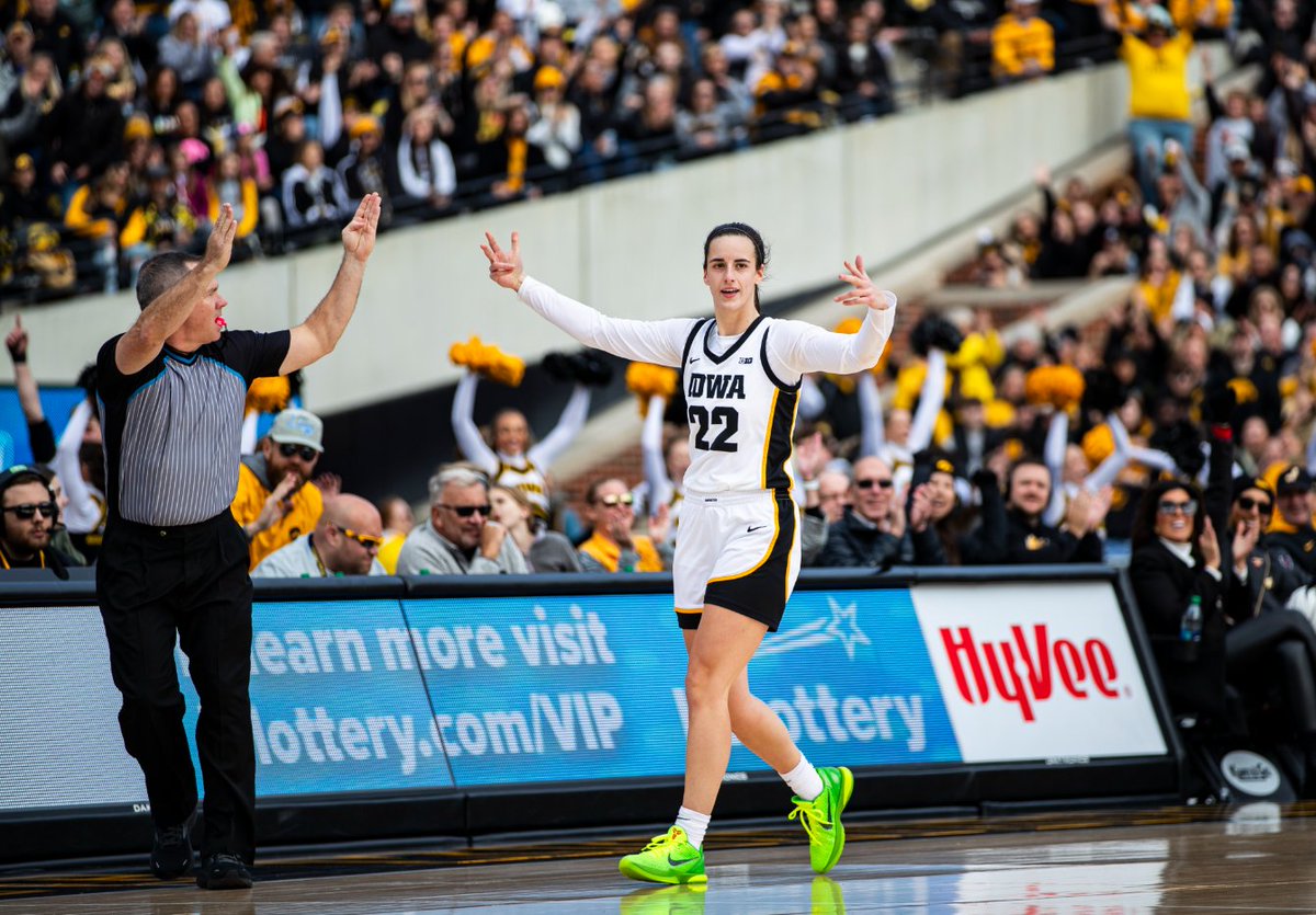 Are you going to the @IowaWBB game today? Students from the School of Journalism and @TheDailyIowan are documenting the clash of the giants for the 2024 Women’s Basketball book. 1/3 📷: @_graceephotos /The Daily Iowan