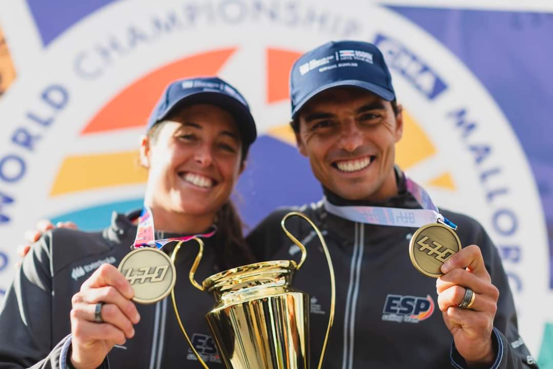🏆🌏 Jordi Xammar i Nora Brugman es proclamen campions del món de 4️⃣7️⃣0️⃣ en aigües de la Badia de Palma #velacatalana #velacatalanaCompetició @esportcat @RCNBarcelona @VelaBlanes