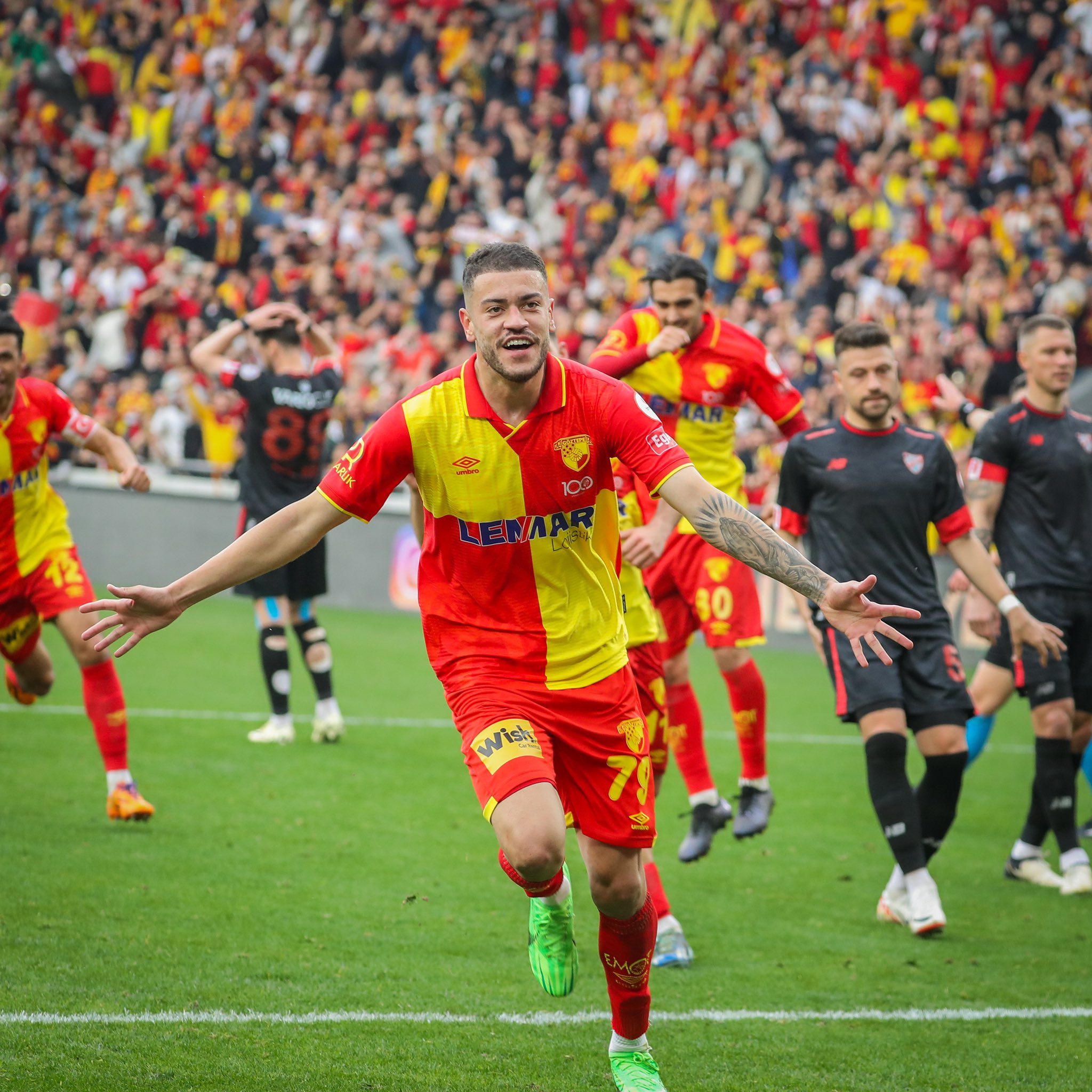 Galatasaray'a transfer piyangosu: Romulo derken Carlos Cuesta!