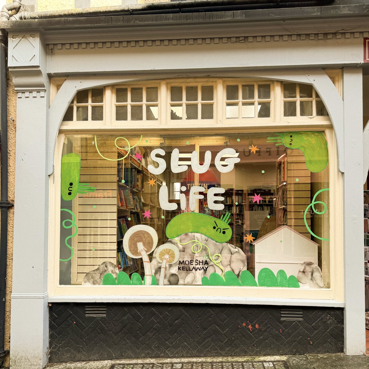 Moesha Kellaway (@moeshakellaway) on Twitter photo Itโs March! ๐ณ And my book is out this month!! ๐
I had a groovy time in my hometown this weekend painting <a href="/HuntingRavenBks/">Winstone's Hunting Raven Books</a>โs window to celebrate Stevieโs story! ๐
Thankyou so much to Abi and Tina for letting me paint the worldโs grumpiest slug at the front of the shop! ๐ Itโs March! ๐ณ And my book is out this month!! ๐
I had a groovy time in my hometown this weekend painting <a href="/HuntingRavenBks/">Winstone's Hunting Raven Books</a>โs window to celebrate Stevieโs story! ๐
Thankyou so much to Abi and Tina for letting me paint the worldโs grumpiest slug at the front of the shop! ๐