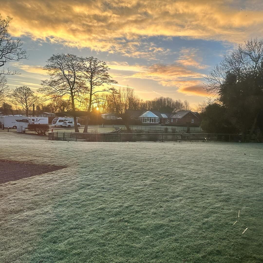 Take a look at this beautiful sky captured at our Oxon Hall Touring Park! ☀️

📸 Thank you to d_artagnan_goes_travelling on Instagram for sharing this fantastic photo of the view across the pond.

If you have a snap that would like to share with us, simply tag us or email them!