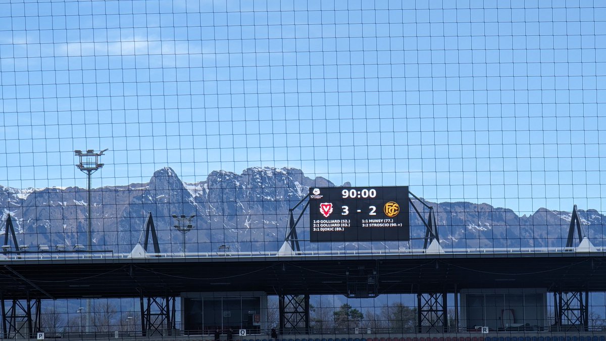 Bittere 2-3 Niederlage für den FC Schaffhausen gegen Vaduz. Dreimal ausgekontert weil hinten viel zu instabil. Sogar Enzler mit einem Patzer. Gegen vorne harmlos bis zur Einwechslung von Boba und Munsy. Ein wenig schien der 'alte (schlechte) FCS' zurück zu sein. #disgälschwarz