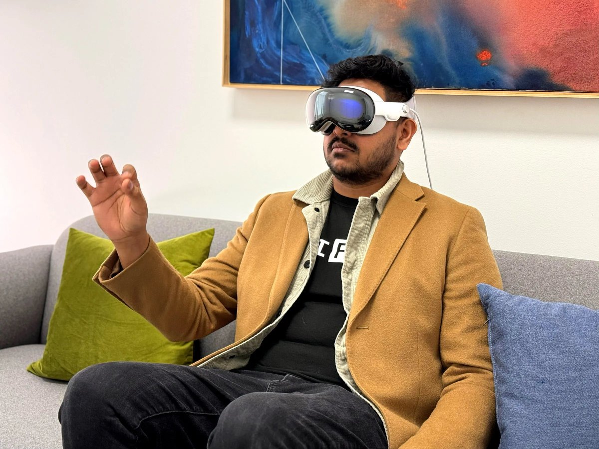 rose8_s's tweet photo. nobody gon catch me wearing this goofy ahh glasses
i look better in my own glasses haha xD #AppleVisionPro https://t.co/BeL0jOnpuM