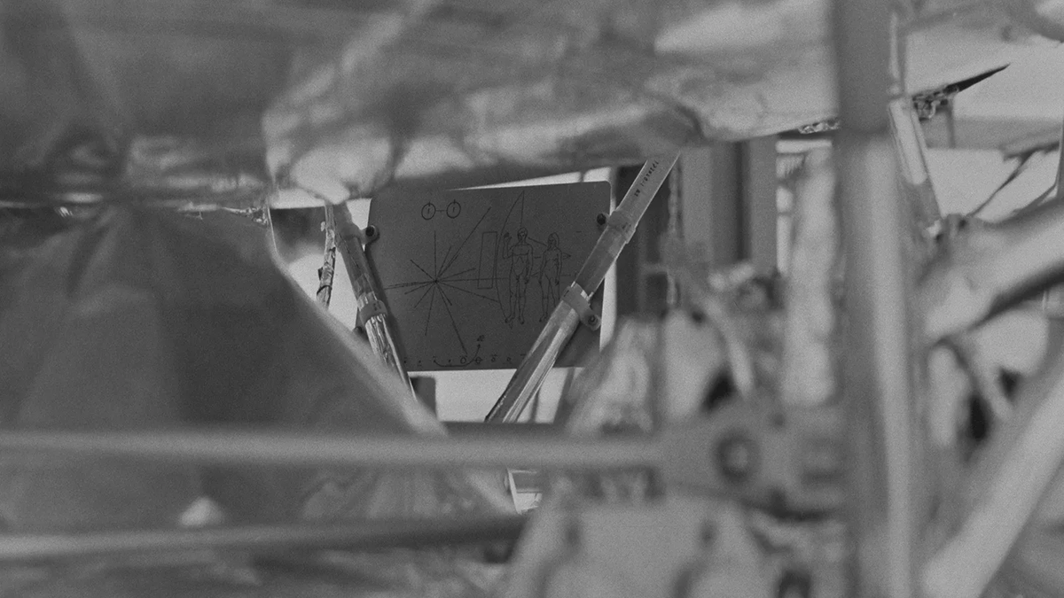 Il 3 marzo ’72 si lanciava la sonda Pioneer 10.
Oggi è a quasi 19 ore luce dalla Terra, oltre 20 miliardi di km.
A bordo una targa indica a possibili civiltà aliene - che probabilmente non incontrerà mai - come è fatto il Sistema Solare e, soprattutto, come siamo fatti noi.