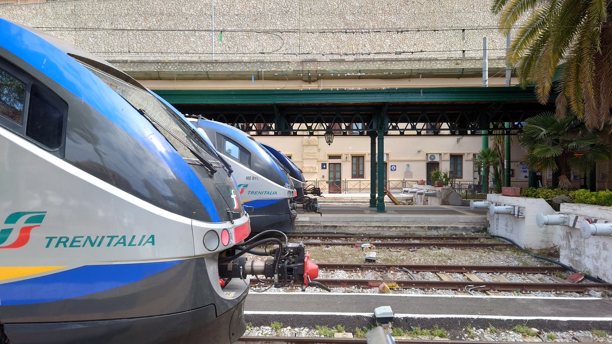 Agrigento, Italy 🇮🇹 

#tft #allthelineseurope #trainspotting #italy #trainspotter #streetphotography #thephotohour #sundayyellow #sicily #traintwitter #agrigent #travelbytrain #agrigento #railwayhighlights