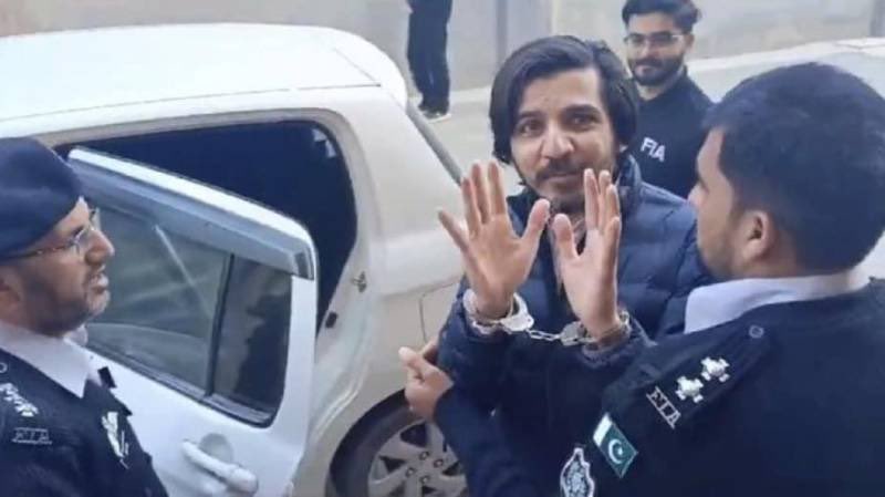 Ahmad_Noorani's tweet photo. ایک ایسے وقت میں جب آئی ایس آئی کے ساتھ کام کرنے والے صحافیوں نے پروفیشنل صحافیوں کے خلاف مہم چلانا شروع کر رکھی ہے، پروفیشنل صحافیوں کو صحافت سکھانا شروع کیا ہوا ہے، ایسے مشکل وقت میں ایمان حاضر مزاری اور جناب ہادی علی چھٹہ کا اسد طور کے شانہ بشانہ کھڑا ہونا قابل ستائش ہے۔ اسد طور بہادر اور بے باک صحافی ہیں۔ انتخابات سے آٹھ روز قبل انتخابات کے حوالے سے ایک تحقیقات جاری ہونے سے کچھ لمحے قبل جب پاکستان نے فیکٹ فوکس پر پابندی لگا کر بند کیا تو اسد طور واحد پاکستانی صحافی تھے جنہوں نے فیکٹ فوکس پر پابندی لگانے کو غلط کہا۔