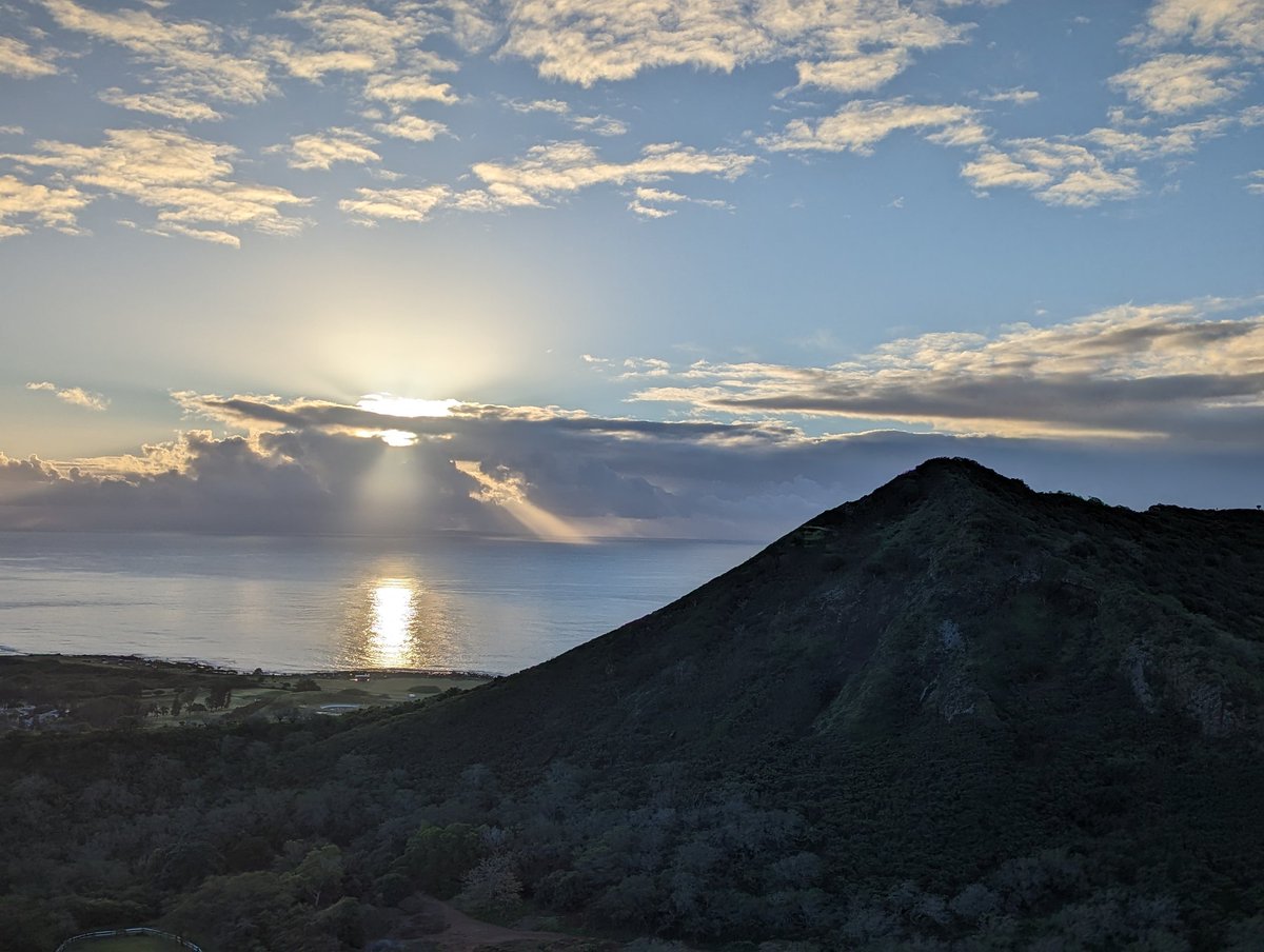 Sunrise hike on the Volcano Rim! Share your unique #sundaysunsets & tag hosts @LiveaMemory @leisurelambie @sl2016_sl & guest host: @SeasonedTrav