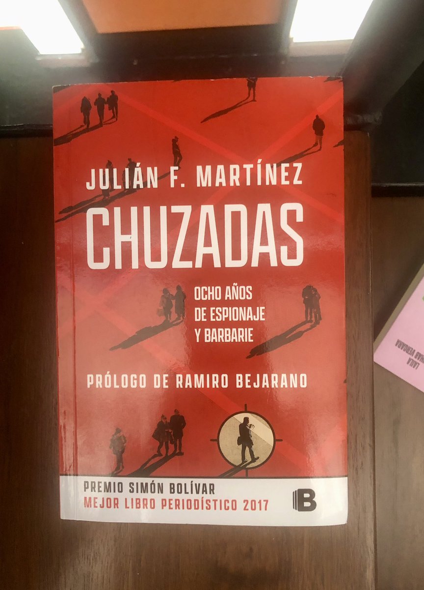 1/ El premiado libro de @JulianFMartinez q demostró las prácticas delincuenciales de las q participó el gobierno de @AlvaroUribeVel al enfrentarse a magistrados q investigaban sus relaciones con la mafia y el paramilitarismo. Empecé por el prólogo de @RamiroBejaranoG. Miedoso.