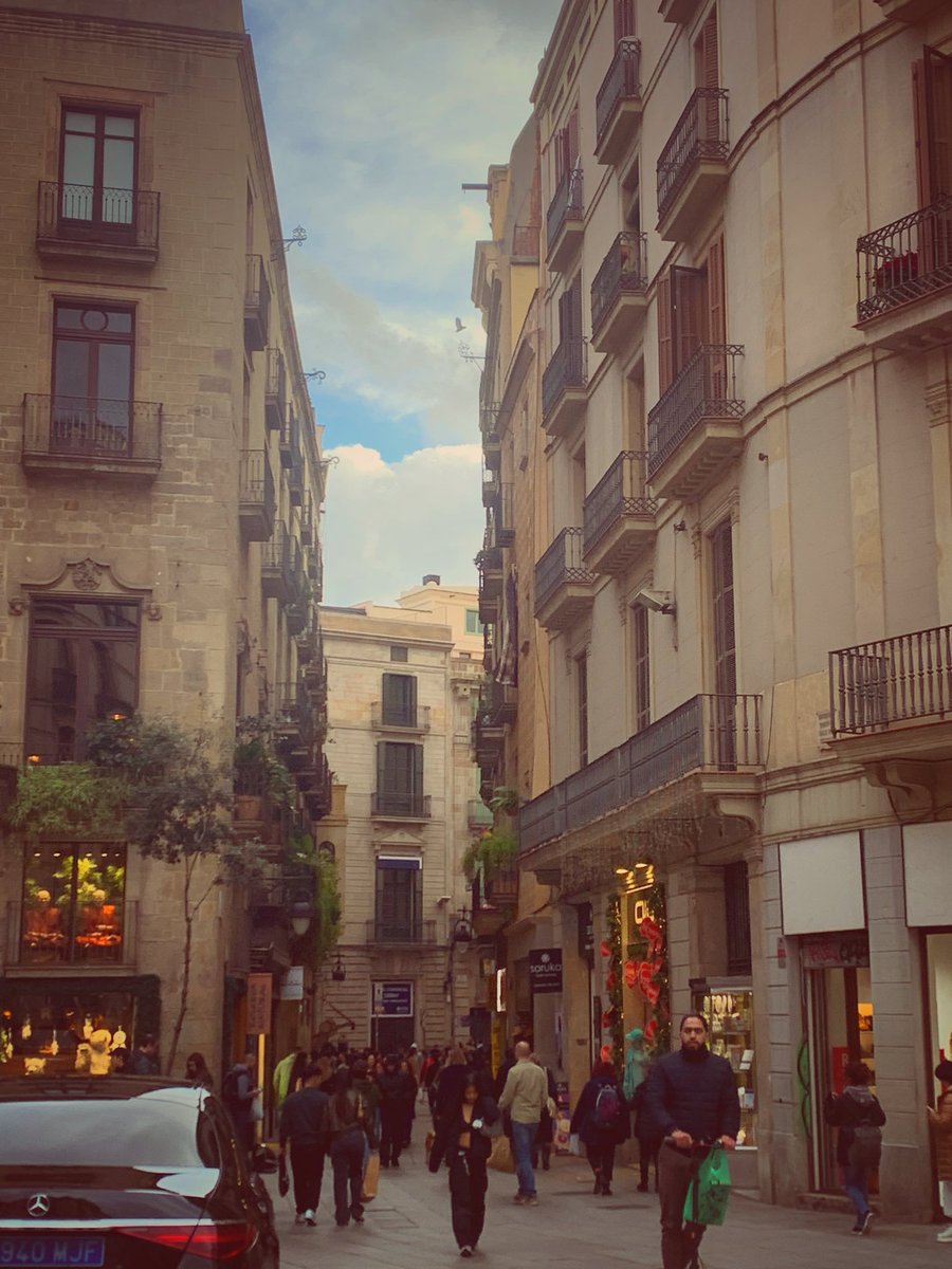 imdatfox's tweet image. Romantizacing Barcelona.