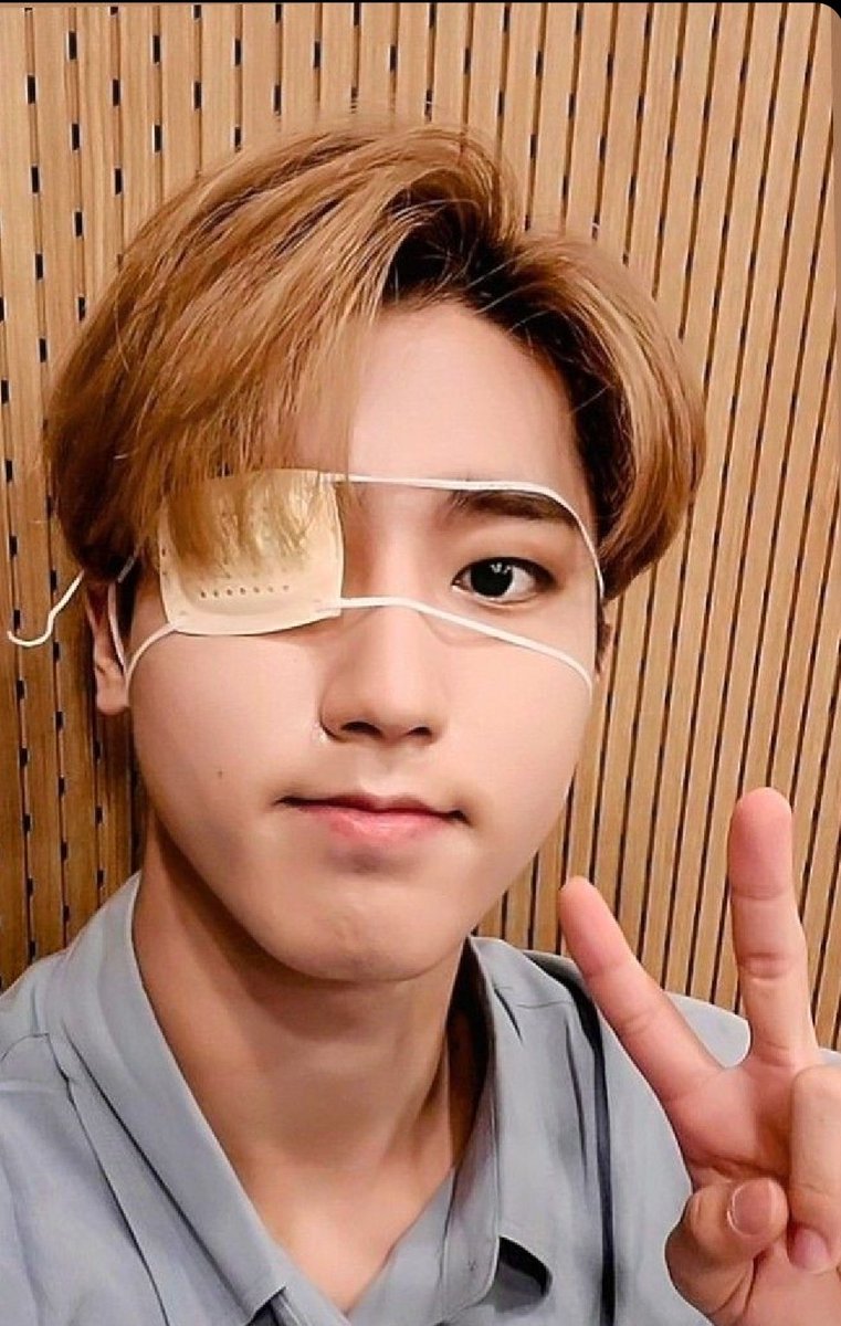 cosmicsunggie's tweet photo. Y bueno, mito 7 y el mas absurdo de todos: Jisung teniendo un ojo de vidrio.

Solo fue un orzuelo que duró mucho y por eso el parche en la era de noeasy.
Pronto voy a subir un hilo de los rumores de cosas que le pasaron a los kids que SI SON ciertas. https://t.co/TvIul3101Z
