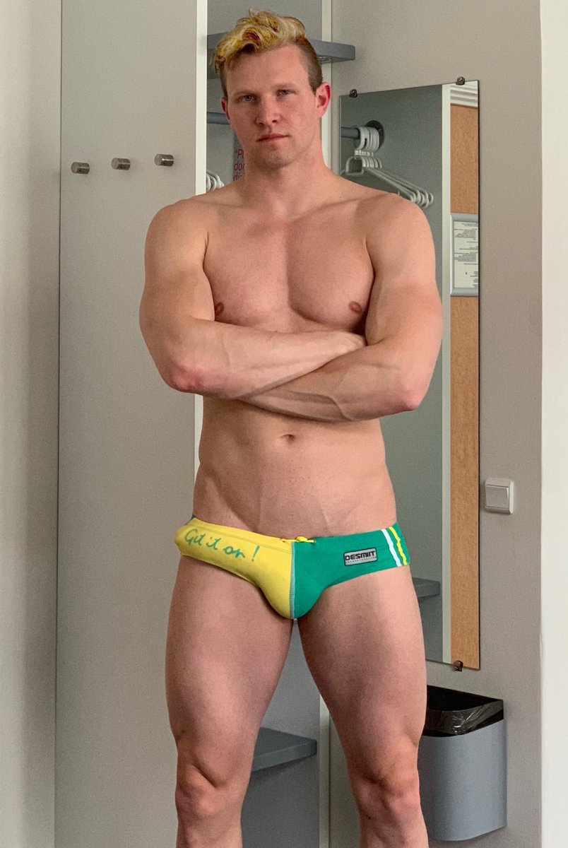 Go to onlyfans.com/stony and get it on!😉 #speedo #getiton #bulge #huge #alpha #stony #11inch