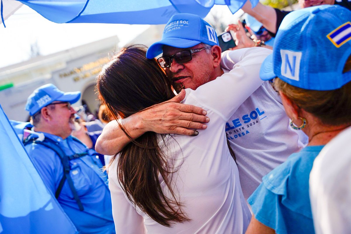 TeamMichelleSol's tweet photo. Nuestra candidata a alcaldesa de #LaLibertadEste @misol140 , visitó el punto cyan de Antiguo Cuscatlán y fue recibida con mucho cariño. https://t.co/pSu0xHn8e0