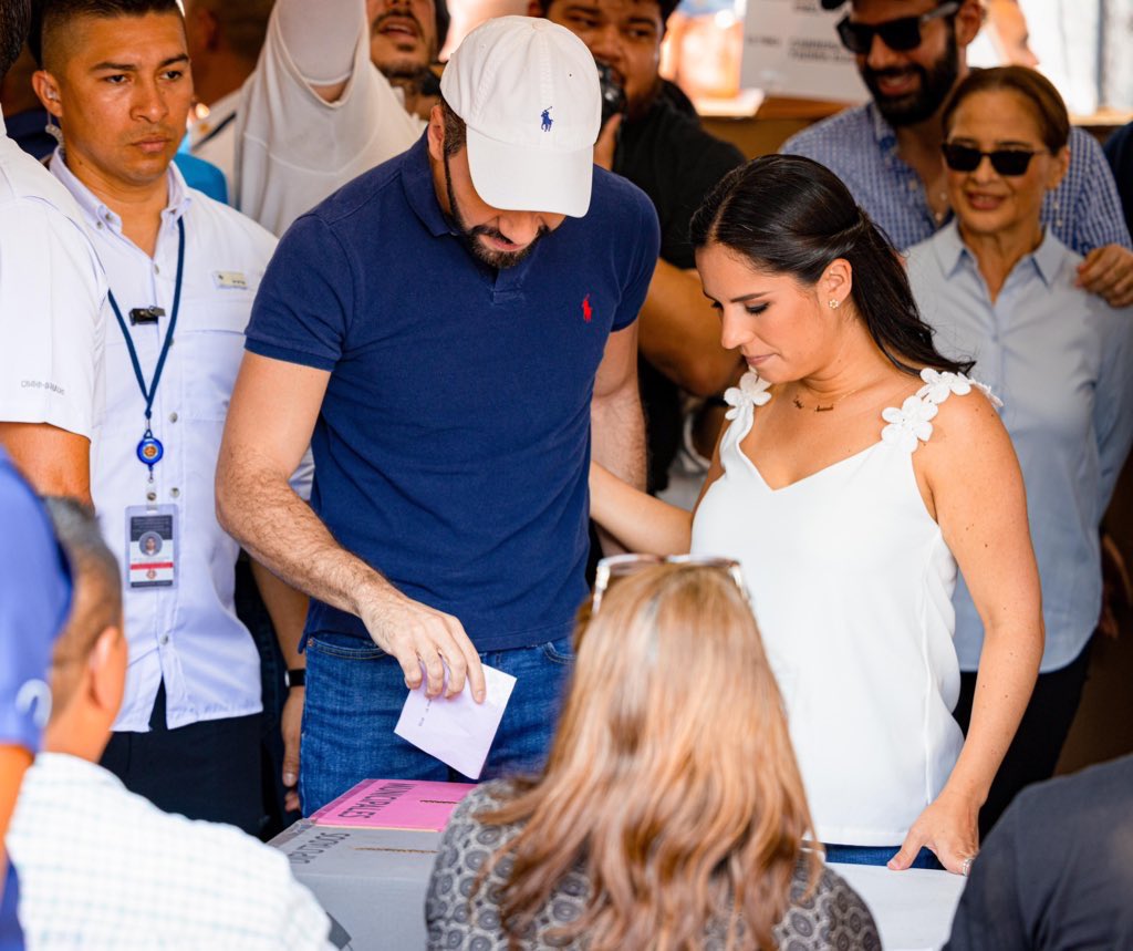 El Presidente  <a href="/nayibbukele/">Nayib Bukele</a> junto a la primera dama Gabriela de Bukele han asistido al centro de votación para ejercer su voto en las elecciones para Consejos Municipales y PARLACEN.