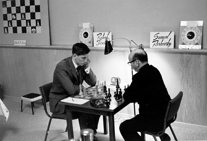 dieworkwear's tweet image. Bobby Fischer. In the 1960s, he spent all his chess winnings on bespoke clothes, even while living in a rundown Brooklyn apartment. He rotated between 17 bespoke suits, which were made for him by tailors in Germany, California, NYC, and England. His shirts were made for him by Sy…