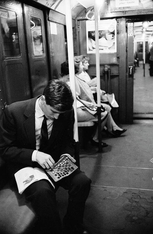 dieworkwear's tweet image. Bobby Fischer. In the 1960s, he spent all his chess winnings on bespoke clothes, even while living in a rundown Brooklyn apartment. He rotated between 17 bespoke suits, which were made for him by tailors in Germany, California, NYC, and England. His shirts were made for him by Sy…