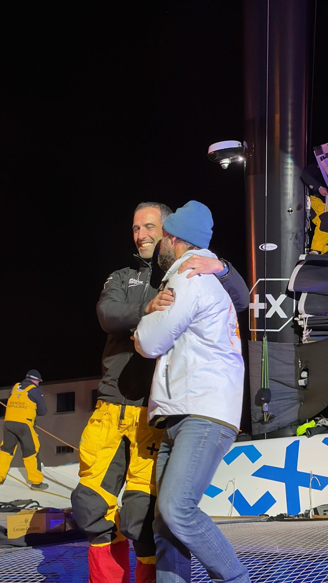 🤩Thomas Coville, 2e de l'ARKEA ULTIM CHALLENGE - Brest est venu saluer chaleureusement Armel Le Cléac'h au Quai Malbert à #Brest🤝 @Sodebo_Voile @VoileBanquePop #AUCB #arkeaultimchallenge