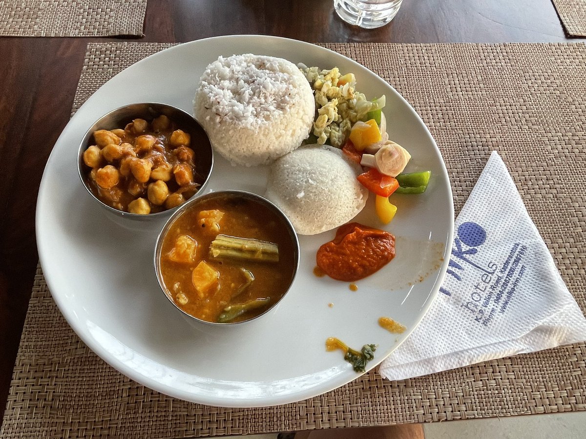 lee_otokage's tweet photo. 🇮🇳ケララ　コチ
niko hotels 
モーニングビュッフェ

ホテルの朝食ビュッフェ。ケララらしくプットゥあってテンション上がるー！　ソーセージは青唐ビシバシでテンション上がるー！　南インドらしくあんまいミルクコーヒーで締め。最高！ https://t.co/kdxJUYYQHR