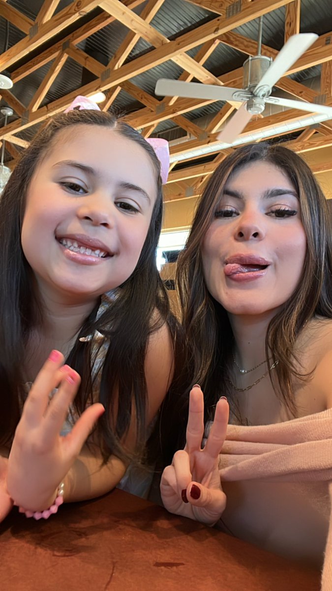 AdrianneHurt's tweet photo. Ver Gilmore girls hasta hoy, en el mejor momento para verlo siendo mamá y me identifico al 100 de la relación mamá-hija que Lorelai y Rory tienen 🩷 ya tengo mi mini bestie for life https://t.co/IMyNHGnMe2