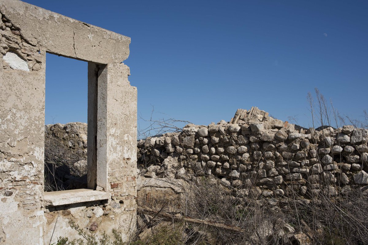 AlexSahori's tweet photo. Hasta hace muy poco tiempo, las aguas del pantano más grande de Cádiz cubrían el templo. Bajo la ermita puede haber dos fosas comunes con víctimas de la represión franquista, según el Mapa de Fosas del @M_Presidencia https://t.co/L8nNX26Vi1