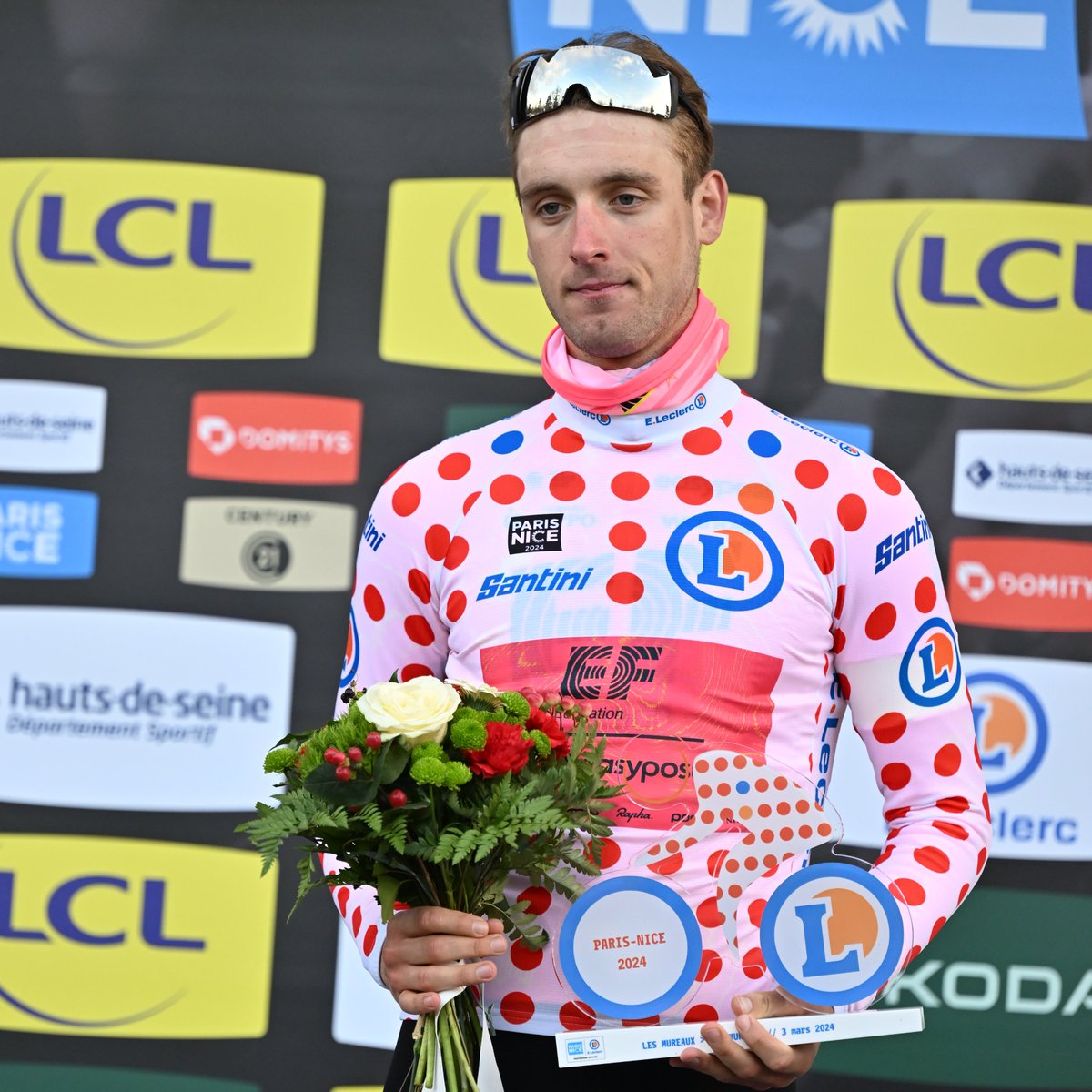 ⚪️🔴 RT & follow pour tenter de gagner un @maillotapois dédicacé par Jonas Rutsch avec @SANTINI_SMS ⚪️🔴 RT & follow for a chance to win a @DieZiege3 signed polka dot jersey with @SANTINI_SMS #ParisNice