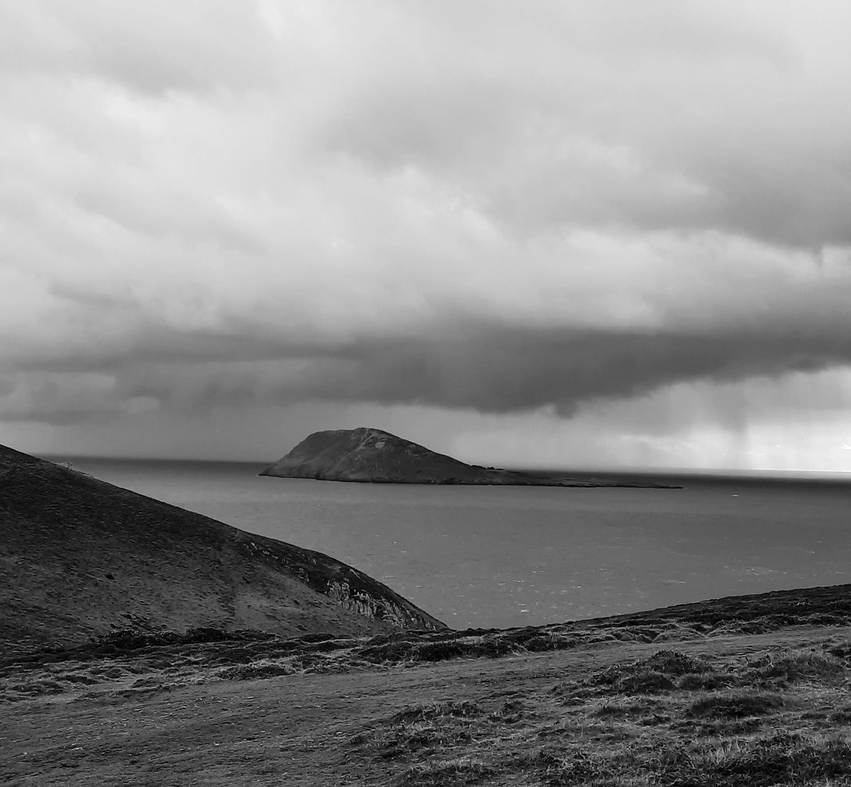 Glaw Enlli
Bardsey rain shower
#ynysenlli #bardseyisland #mor #blackandwhitephotography #island #sea #Uwchmynydd