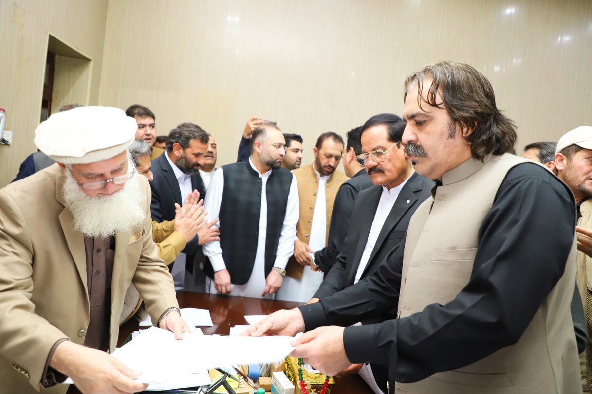 MeFaheem's tweet photo. جمعرات: کاغذات جمع کرانے کی فوٹو
جمعہ: قائد ایوان منتخب ہونے کے بعد کی فوٹو
ہفتہ: حلف برداری کی فوٹو
اتوار: تیمور جھگڑا سے ملاقات کی فوٹو
@FaisalAminKhan صاحب علی امین صاحب چار دن سے ایک ہی رنگ کا جوڑا پہنے ہوئے ہیں
آپ خود فیشن کے دلدادہ ہیں
وزیر اعلی کیلئے بھی کچھ کرم کریں https://t.co/pWnVAyRaae
