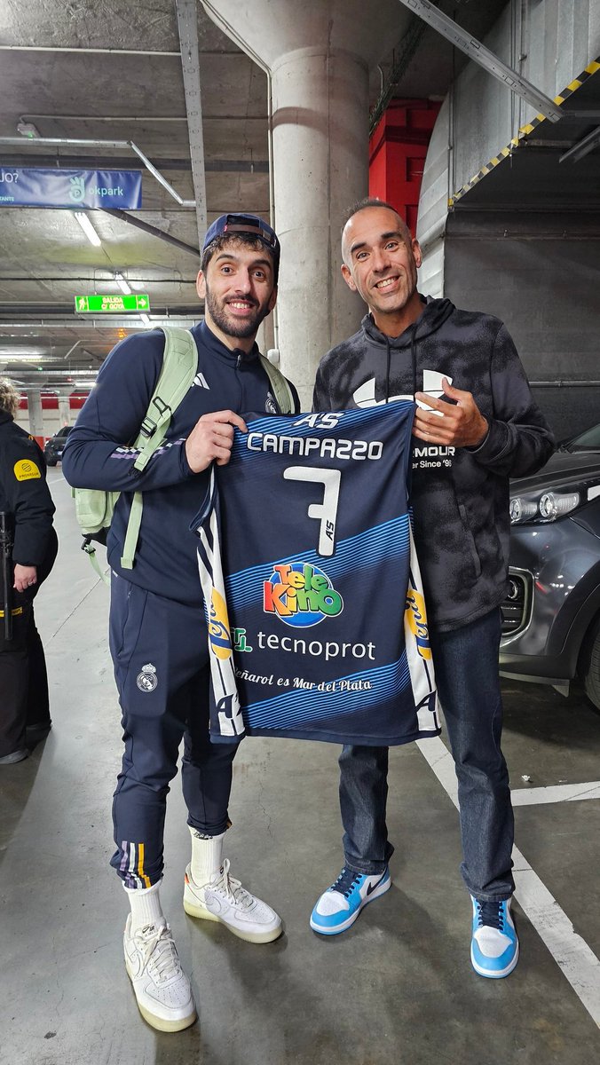 mansillapablo's tweet photo. El día que lo conocí (01/02/24 foto con la camiseta de peña), en una hermosa charla y sin pedirle nada, prometió sumarse a mi colección con la de Dallas.
Ayer 02/03/24 viajé a Madrid a buscarla (no lo pude ver porque el real viajó temprano a Andorra). Un crack dentro y fuera 🧡 https://t.co/5sgK4VQXkG