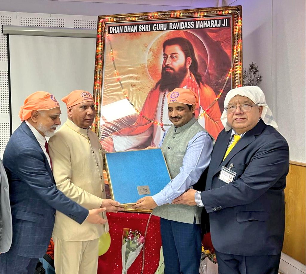 Consul General @venkatifs participated in the 647th birth anniversary celebrations of Guru Ravidaas ji at #Wolverhampton & presented a Special Book on the life & teachings of Sri Guru Nanak Dev Ji, to the community members of the town. A celebration of unity & enlightenment