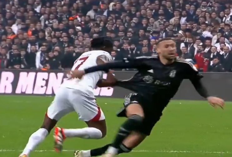 Halil Umut Meler'in "Cenk'in düşüşüne inanmadım" demesini az da olsa anlar, "büyük bir hakem hatası" der, geçerim.

Ama VAR sistemi şu pozisyonda hakemi çağırmıyorsa, ben buna hata demem. Burada herkes niyeti sorgular.