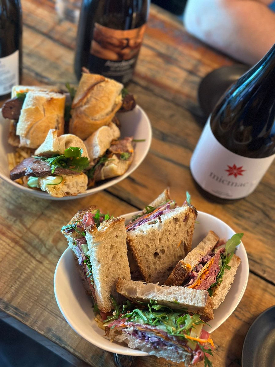 Hoy hemos ido con <a href="/Ramonvalop/">Ramón V-L</a> <a href="/Bocadhist/">Sarah Serrano</a> y <a href="/_mcnatalia/">Natalia Martínez</a> a probar los vinos y bocadillos de k*sdal, y la verdad es que muy bien si os molan los vinos naturis. Precios en todas las botellas, copas desde 3€, y bocadillos cumplidores por unos 10€.